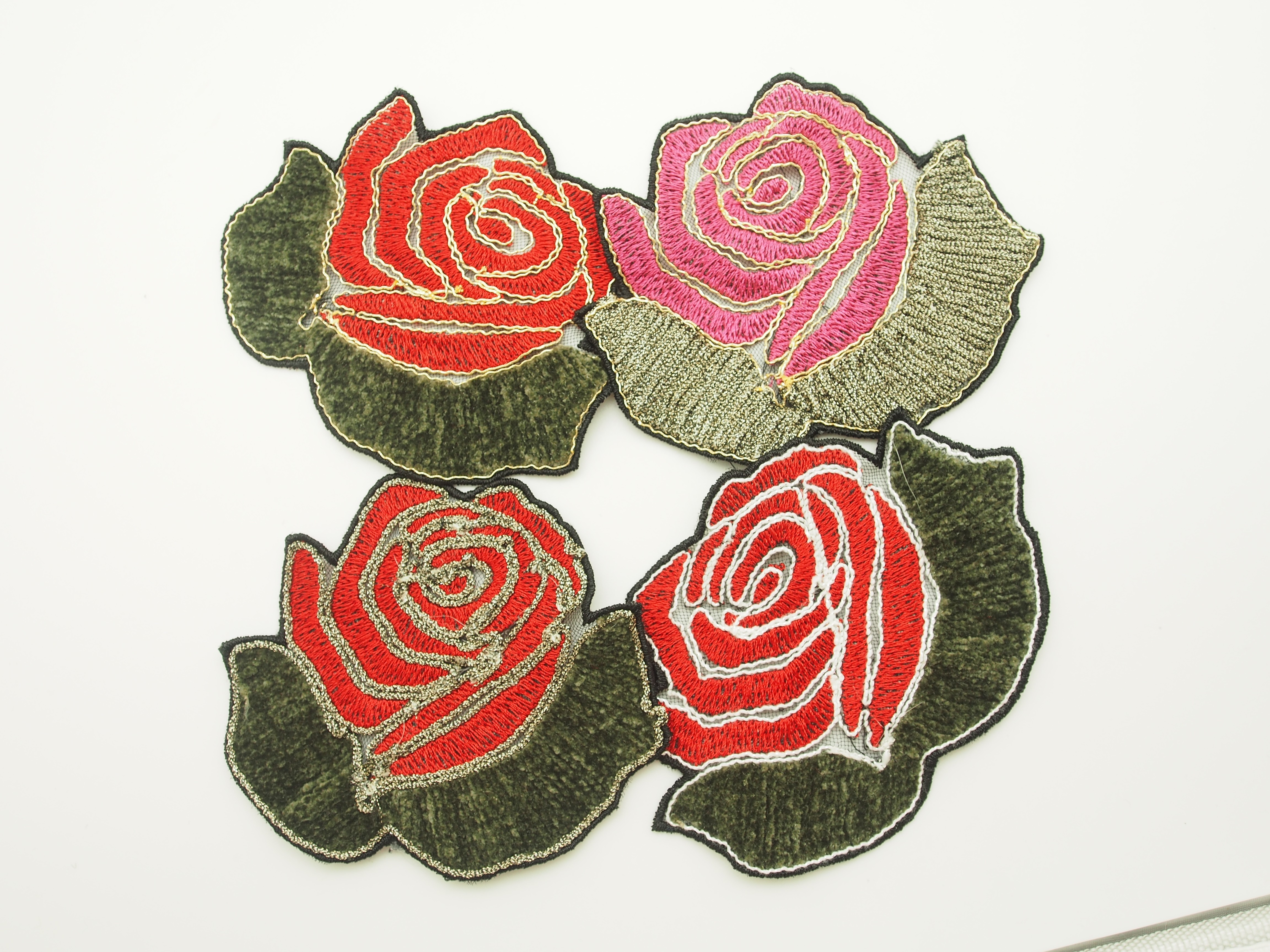 廠(chǎng)家批發(fā)服裝配飾電腦刺繡花朵布貼 服裝鞋帽繡花商標(biāo)魔術(shù)貼自粘標(biāo)貼